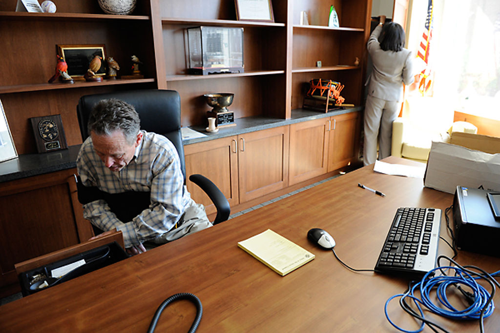 April 12, 2010 : Former Mayor Darwin Hindman cleans out his office